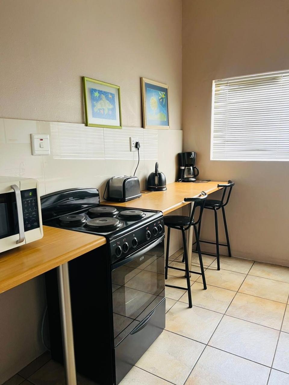 Stern Self Catering Apartments Windhoek Bagian luar foto