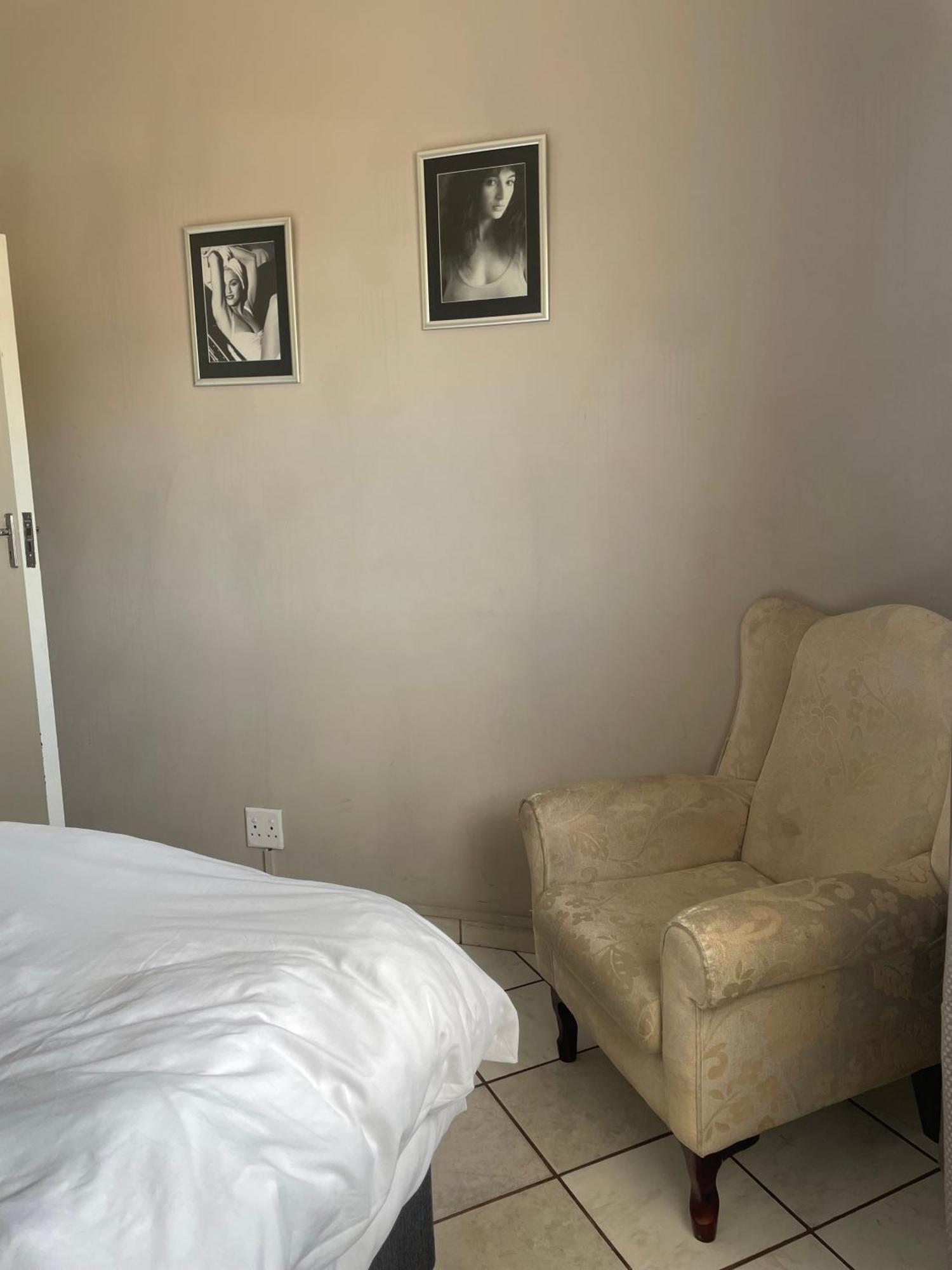 Stern Self Catering Apartments Windhoek Bagian luar foto