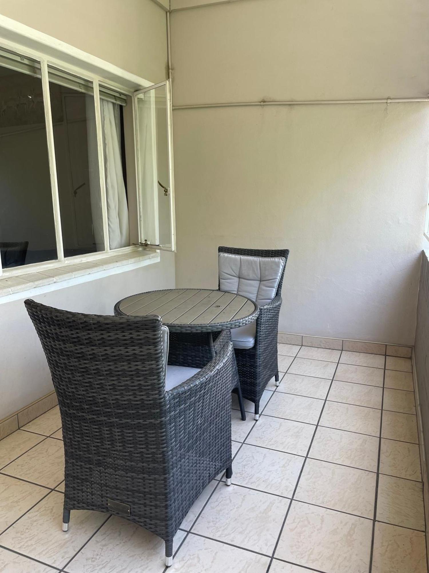 Stern Self Catering Apartments Windhoek Bagian luar foto