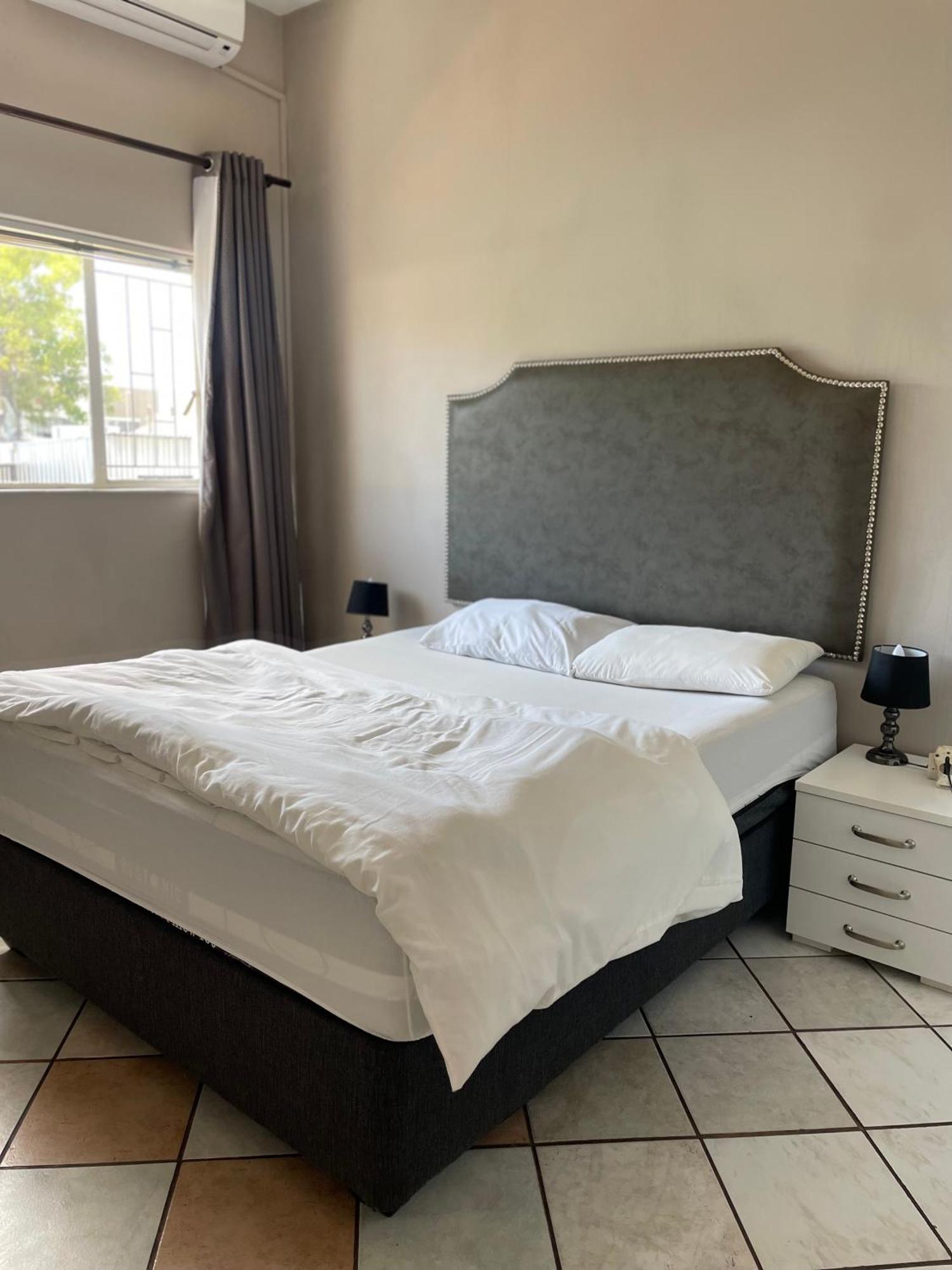 Stern Self Catering Apartments Windhoek Bagian luar foto