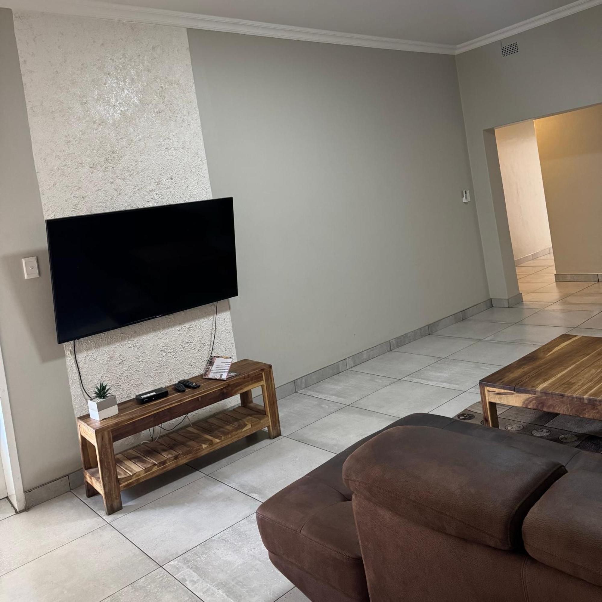 Stern Self Catering Apartments Windhoek Bagian luar foto